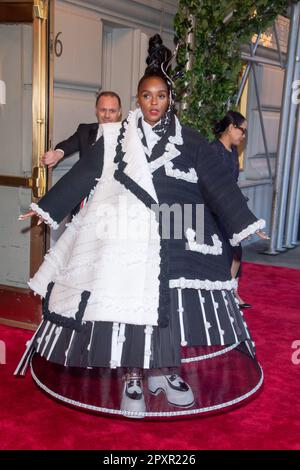 New York, États-Unis. 01st mai 2023. NEW YORK, NEW YORK - 01 MAI : Janelle Monae portant Thom Browne quitte l'hôtel Pierre pour le Gala met 2023 sur 01 mai 2023 à New York. (Photo par Ron Adar/SOPA Images/Sipa USA) crédit: SIPA USA/Alay Live News Banque D'Images