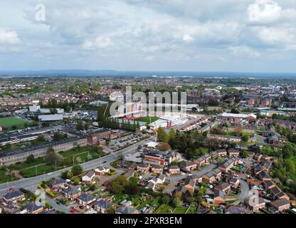 Vue aérienne générale du champ de courses, domicile de Wrexham, devant un défilé de victoire à Wrexham, pays de Galles. Date de la photo: Mardi 2 mai 2023. Banque D'Images