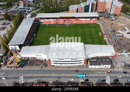 Vue aérienne générale du champ de courses, domicile de Wrexham, devant un défilé de victoire à Wrexham, pays de Galles. Date de la photo: Mardi 2 mai 2023. Banque D'Images