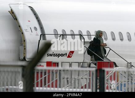 Les personnes évacuées du Soudan arrivent sur un vol de Chypre à l'aéroport de Birmingham. Environ 1 400 militaires sont impliqués dans l'évacuation à grande échelle des ressortissants britanniques. Date de la photo: Mardi 2 mai 2023. Banque D'Images