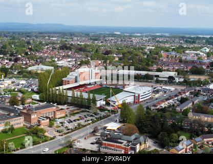 Vue aérienne générale du champ de courses, domicile de Wrexham, devant un défilé de victoire à Wrexham, pays de Galles. Date de la photo: Mardi 2 mai 2023. Banque D'Images