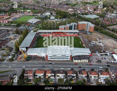 Vue aérienne générale du champ de courses, domicile de Wrexham, devant un défilé de victoire à Wrexham, pays de Galles. Date de la photo: Mardi 2 mai 2023. Banque D'Images