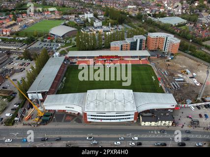 Vue aérienne générale du champ de courses, domicile de Wrexham, devant un défilé de victoire à Wrexham, pays de Galles. Date de la photo: Mardi 2 mai 2023. Banque D'Images