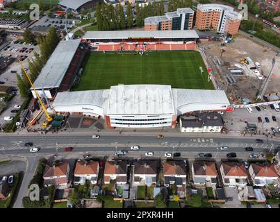 Vue aérienne générale du champ de courses, domicile de Wrexham, devant un défilé de victoire à Wrexham, pays de Galles. Date de la photo: Mardi 2 mai 2023. Banque D'Images