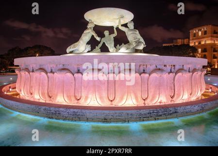 Célèbre fontaine Triton en face de la porte de la ville à la Valette, capitale de Malte Banque D'Images