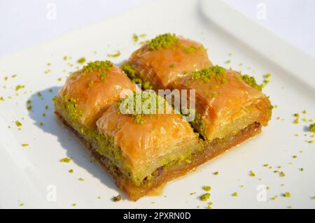 Baklava à la pistache, l'un des plus beaux desserts de la cuisine turque. Dessert turc baklava Banque D'Images