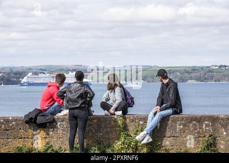 Crosshaven, Cork, Irlande. 02nd avril 2023. Certains touristes regardent le bateau de croisière Celebrity Apex partir après une courte visite de Camden à Crossave, Co. Cork, Irlande.- Credit; David Creedon / Alay Live News Banque D'Images