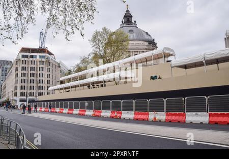 Londres, Royaume-Uni. 2nd mai 2023. Il est construit à l'extérieur de l'abbaye de Westminster avant le couronnement du roi Charles III Credit: Vuk Valcic/Alamy Live News Banque D'Images