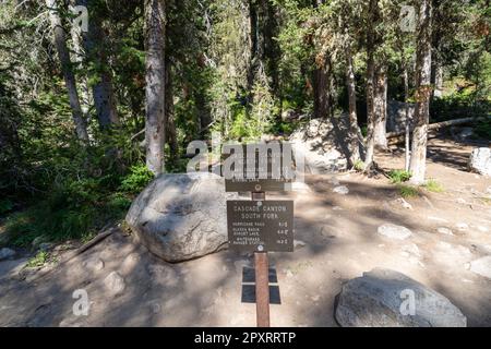 Panneau donnant des indications pour les sentiers de randonnée à proximité de la fourche nord de Cascade Canyon - lac Solitude, passage Hurricane, Division Paintbrush. Grand Teton Nati Banque D'Images