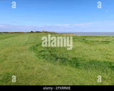 Walton on the Naze, Essex, Royaume-Uni, 2 mai 2023 : falaises herbeuses sur la Naze, en regardant vers le port de Felixstowe de l'autre côté de la mer. Banque D'Images