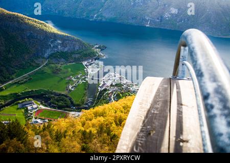 Vue aérienne sur Aurlandsvangen le centre administratif de la municipalité d'Aurland dans le comté de Sogn og Fjordane, en Norvège, situé à l'est de Banque D'Images