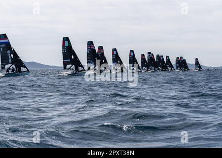 Hyères, France. 25th avril 2023. Ligne de départ dans la catégorie FX le jour 2 au cours de la semaine olympique française 2023. La semaine olympique française 2023 aura lieu à Hyères-les-Palmiers du 23 au 30 avril 2023 et réunira les meilleurs spécialistes du monde en voile pour les futurs Jeux Olympiques de Paris 2024. Crédit : SOPA Images Limited/Alamy Live News Banque D'Images