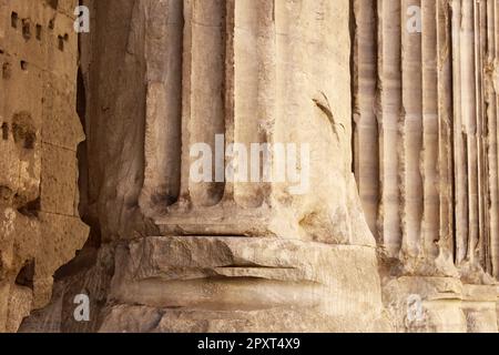 Pilier romain. Détail du Temple d'Hadrien sur le Campus Martius à Rome, Italie. Colonne en marbre antique de Temprune Divus Hadrianus, également Hadrianeum Banque D'Images