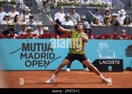 Madrid, Espagne. 02nd mai 2023. Carlos Alcaraz d'Espagne retourne une balle à Alexandre Zverev d'Allemagne lors de leur quatrième tour de match le jour 7 de l'ouverture de Mutua Madrid au stade Caja Magica, à Madrid, Espagne, le mardi, 2 mai, 2023. Photo de Paul Hanna/UPI crédit: UPI/Alay Live News Banque D'Images