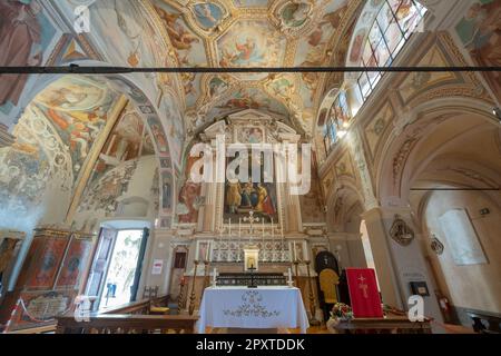 Vue intérieure de Santa Caterina del Sasso, un monastère catholique romain situé sur la rive est du lac majeur, Leggiuno, Lombardie, Italie. Banque D'Images