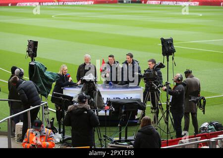 L'équipe de commentaires de Sky Sports lors de la dernière apparition de Graeme Souness en tant que pundit, de gauche à droite Kelly Cates, Graeme Souness, Robbie Keane, Jamie Redknapp, Gary Neville. Match Premier League, Liverpool contre Tottenham Hotspur à Anfield à Liverpool le dimanche 30th avril 2023. Cette image ne peut être utilisée qu'à des fins éditoriales. Utilisation éditoriale uniquement, licence requise pour une utilisation commerciale. Aucune utilisation dans les Paris, les jeux ou les publications d'un seul club/ligue/joueur. photo par Chris Stading/Andrew Orchard sports photographie/Alamy Live news Banque D'Images