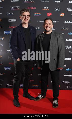 Andy Bush (à gauche) et Richie Firth assistant aux ARIAS - Audio and radio Industry Awards, au Theatre Royal Drury Lane, Londres. Date de la photo: Mardi 2 mai 2023. Banque D'Images