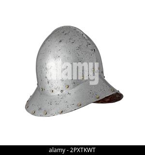 Casque de guerre espagnol de fer de 15th siècle isolé sur fond blanc, le chevalier médiéval headaddress de près Banque D'Images