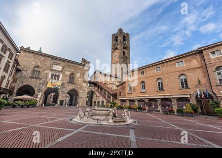 Tour civique du 11th siècle, appelée Campanone dans la vieille ville. Palazzo della Ragione (à gauche) et Palazzo del Podesta (à droite) avec fontaine sur la Piazza Vecchia. Banque D'Images