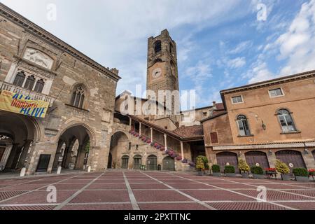 11th Century Civic Tower également appelé Campanone dans la vieille ville. Palazzo della Ragione (à gauche) et Palazzo del Podesta (à droite) sur la Piazza Vecchia Banque D'Images