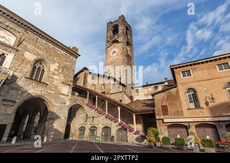 11th Century Civic Tower également appelé Campanone dans la vieille ville. Palazzo della Ragione (à gauche) et Palazzo del Podesta (à droite) sur la Piazza Vecchia Banque D'Images