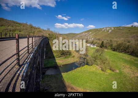 Monsal Dale et la rivière Wye depuis le viaduc de Headstone sur le sentier Monsal, parc national de Peak District, Derbyshire, Angleterre Banque D'Images