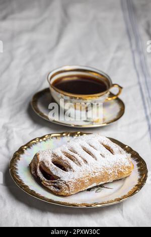 Pâtisserie à la cerise avec Une tasse de café Banque D'Images