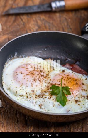 Œufs côté ensoleillé dans une casserole Banque D'Images