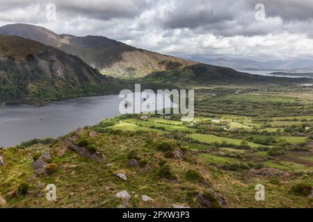 Vue depuis Healy Pass sur les montagnes Caha et la route Beara Peninsula R574 avec le lac Glanmore sur la frontière du comté Kerry County Cork Banque D'Images