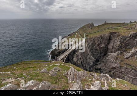 Mizen Head Bridge (Droichead Cheann Mizen) sur la péninsule Mizen, le point continental le plus sud d'Irlande sur la Wild Atlantic Way, Carbéry, comté de Cork Banque D'Images