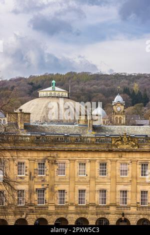 Le toit du Crescent en face du Devonshire Dome à Buxton, Derbyshire, Angleterre Banque D'Images