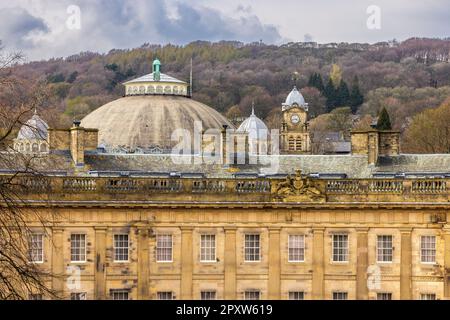 Le toit du Crescent en face du Devonshire Dome à Buxton, Derbyshire, Angleterre Banque D'Images