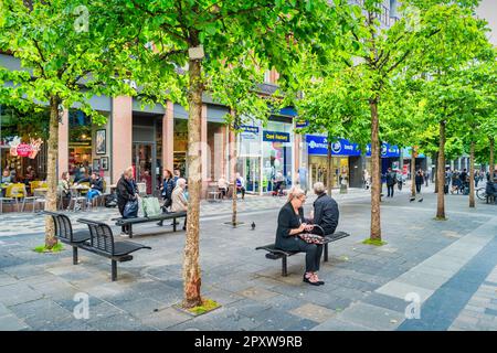 Les gens se détendent dans le quartier commerçant de Sauchiehall Street, dans le centre-ville de Glasgow, en Écosse Banque D'Images