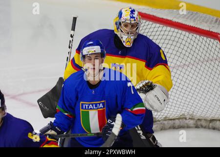 Nottingham, le 29 avril 2023. Marco Zanetti jouant pour l'Italie et Patrik POLC jouant dans le but pour la Roumanie lors d'un match dans le championnat du monde de hockey sur glace 2023 de l'IIHF, Division I, Group A tournoi à la Motorpoint Arena, Nottingham. Crédit : Colin Edwards Banque D'Images