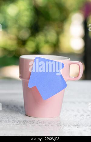 Une tasse de café se tient sur le bureau. Une importante infraction écrite sur papier. Banque D'Images