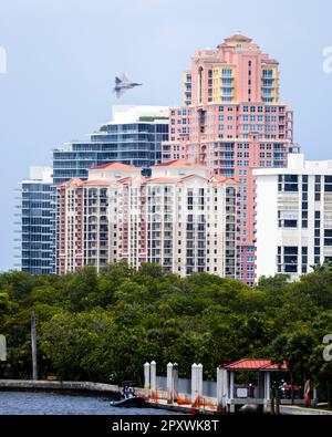 Un avion F-22 Raptor Jet se produit pendant le spectacle aérien de fort Lauderdale à fort Lauderdale Beach, FL, sur 9 mai 2021 Banque D'Images