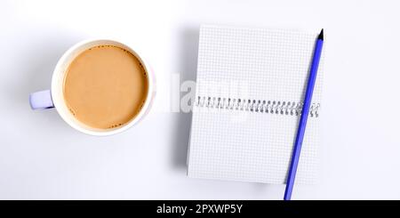 Une tasse de café se tient sur le bureau. Une importante infraction écrite sur papier. Banque D'Images