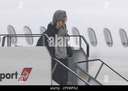 Les personnes évacuées du Soudan arrivent sur un vol de Chypre à l'aéroport de Birmingham. Environ 1 400 militaires sont impliqués dans l'évacuation à grande échelle des ressortissants britanniques. Date de la photo: Mardi 2 mai 2023. Banque D'Images