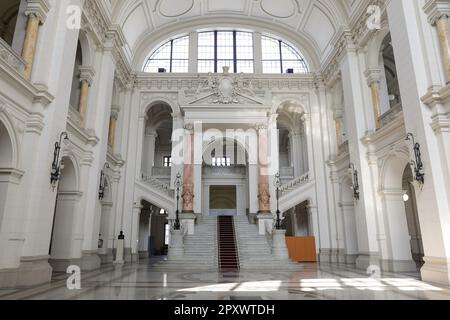 Bucarest, Roumanie - 2 mai 2023 : intérieur du palais de la Cour d'appel roumaine. Banque D'Images