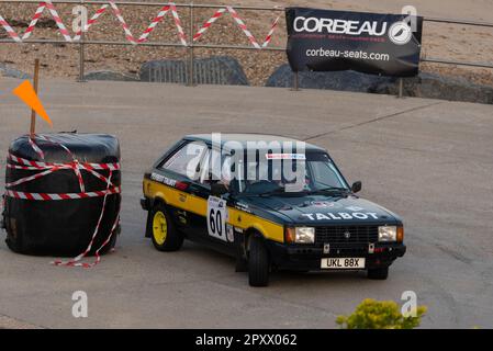 Bill Cook en compétition avec un Talbot Sunbeam Lotus 1981 dans le Corbeau Seats Rally sur le front de mer à Clacton, Essex, Royaume-Uni. Pilote CO Rob Thompson Banque D'Images