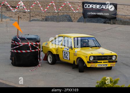 Robert Smith qui fait la course d'un Ford Escort Mk2 classique en compétition dans le Corbeau sièges rallye sur le front de mer à Clacton, Essex, Royaume-Uni. Pilote CO Frankie Hillman Banque D'Images