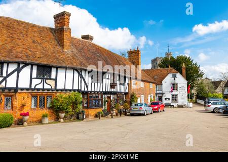 Place du village avec maisons historiques à colombages et pub White Horse Inn de 14th ans, Chilham, Kent, Angleterre, Royaume-Uni Banque D'Images