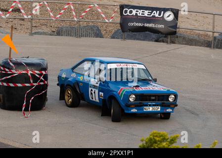 Rob Clark faisant la course d'un Ford Escort Mk2 1975 en compétition dans le Corbeau sièges rallye sur le front de mer à Clacton, Essex, Royaume-Uni. Pilote CO Louise Coolisidge Banque D'Images