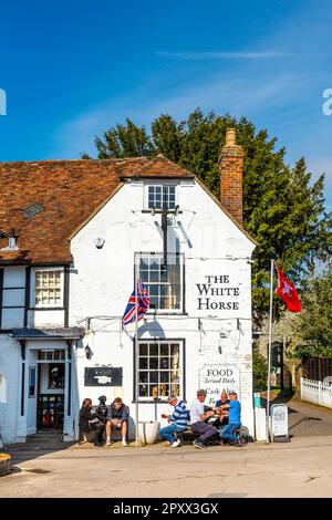 Les gens qui profitent d'une journée ensoleillée au pub White Horse Inn du 14th siècle, place du village de Chilham, Kent, Angleterre, Royaume-Uni Banque D'Images