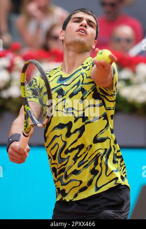 Madrid, Espagne. 02nd mai 2023. Carlos Alcaraz, d'Espagne, joue contre Alexandre Zverev, d'Allemagne, lors du quatrième tour de match, le neuvième jour de l'ouverture de Mutua Madrid à la Caja Magica à Madrid. Crédit : SOPA Images Limited/Alamy Live News Banque D'Images