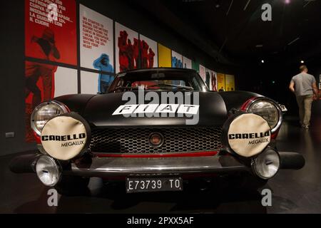 Fiat 124 Sport Spider (1974). Exposition de vieilles voitures de rallye 'âge d'or de Rally' à MAUTO, Museo dell'automobile de Turin, Italie. Banque D'Images