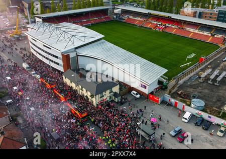 Une vue aérienne des bus à toit ouvert transportant des joueurs de Wrexham passe devant le champ de courses, domicile de Wrexham, lors d'un défilé de victoire à Wrexham, pays de Galles. Date de la photo: Mardi 2 mai 2023. Banque D'Images