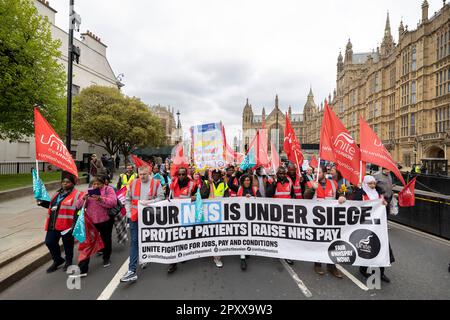 Londres, Royaume-Uni. 02nd mai 2023. Les travailleurs du NHS de la Unite the Union in Guys et de la Fondation du NHS de l'hôpital St Thomas font une marche avec une bannière à côté du Parlement britannique, ainsi que les membres du Syndicat national de l'éducation qui sont également sur des actions industrielles aujourd'hui. Crédit : SOPA Images Limited/Alamy Live News Banque D'Images