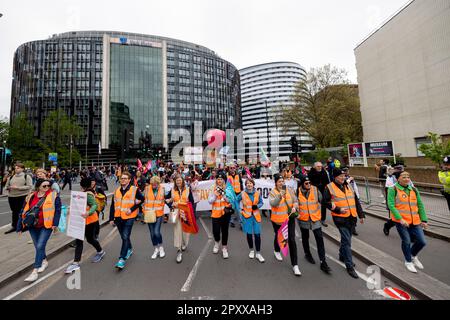 Londres, Royaume-Uni. 02nd mai 2023. Les enseignants du Syndicat national de l'éducation tiennent des pancartes et une bannière tout en marchant sur le pont de Westminster le jour de l'action industrielle de NEU. Des milliers de membres enseignants du Syndicat national de l'éducation ont tenu une action industrielle aujourd'hui en conflit de rémunération avec le gouvernement britannique. Ils ont défilé du London Eye au ministère de l'éducation pour remettre une pétition et plus tard à Downing Street. Crédit : SOPA Images Limited/Alamy Live News Banque D'Images