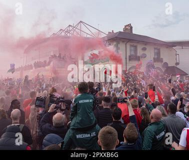 Wrexham, Wrexham County Borough, pays de Galles. 2nd mai 2023. Fans et joueurs dans les célébrations pendant le défilé, pendant le Wrexham Association football Club victoire parade sur le terrain de l'hippodrome. (Image de crédit : ©Cody Froggatt/Alamy Live News) Banque D'Images